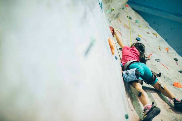 En quoi consiste l'escalade en salle ?